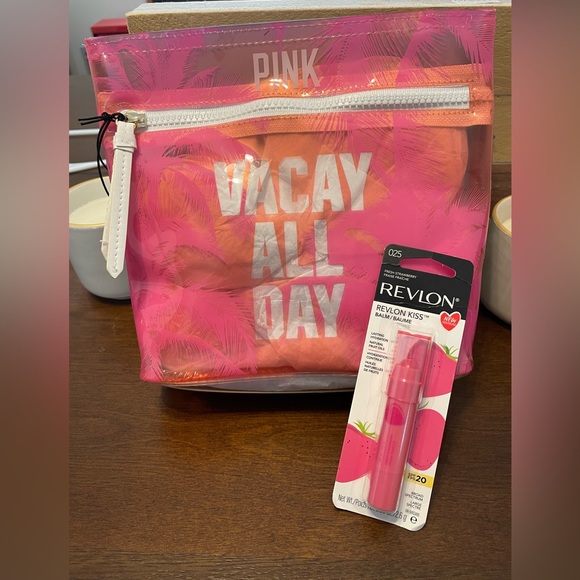 💗VS PINK VACAY ALL DAY LARGE BEAUTY BAG & REVLON Kiss Lip Balm Fresh Strawberry - Picture 1 of 5